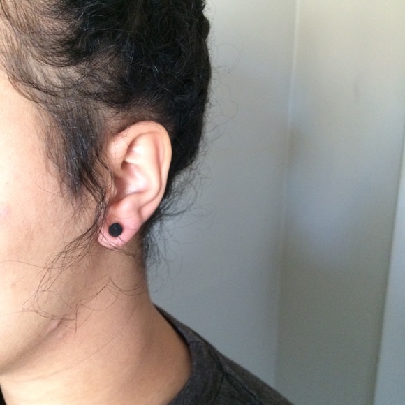 Black/brown invisible clip on earring - Picture 3 of 7